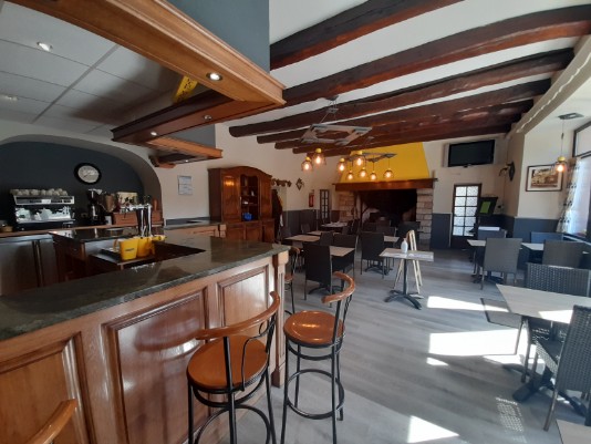 Salle du bar avec sa cheminée